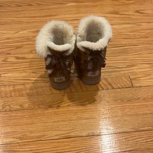 Tan UGG bow boots kids size 4.